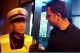 “洋大人”中国酒驾，指交警鼻子说送他回上海，交警：这里是中国图片