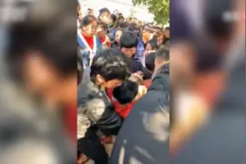 温州12岁失联女孩确认死亡：尸体在庙宇与山的夹缝中身上盖着稻草视频封面