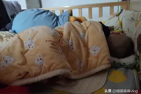 你永远想象不到，被子下面的宝贝，睡姿是有多妖娆！图片