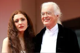 英国老牌男星携小45岁女友现身！已交往7年，女友比女儿还小18岁图片