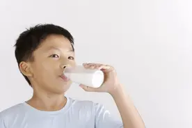 经常喝牛奶和不喝牛奶的孩子，不用18年，一年后就有差距图片