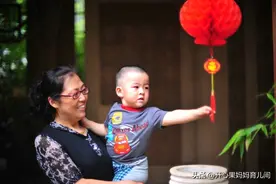 宝宝一见到妈妈，瞬间变不乖？婴幼儿"两幅面孔"的心理原因很暖图片