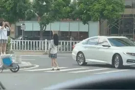 不要命了？广东俩女孩趴在斑马线上拍照，视频疯传！交警通报图片