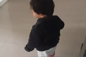 家有二胎的幸福和苦恼，大宝写作业为防二宝打扰，使出十八般武艺图片