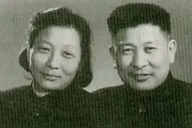 钟期光阔别30年回乡：磕头3次跪谢干父母救命之恩，奉上人参图片