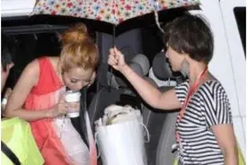 国人太把明星当回事了，一个撑伞的细节就看出明星如何“摆架子”图片