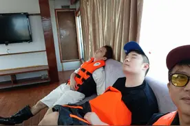 邓超晒照曝光明星日常百态，鹿晗陈赫累趴了，黄渤枕着救生衣睡着图片