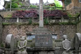 汉奸汪精卫墓：骨灰遭丢弃水坑，夫妇像倒跪阵亡将士纪念碑前图片