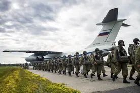 俄罗斯王牌空降兵进入白俄罗斯，全年在北约前线演习图片
