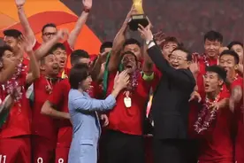 2018中超联赛冠军颁奖礼全纪录：胡尔克高举火神杯 众将头戴奖牌视频封面