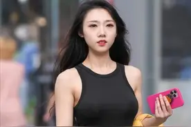 小黑裙依然是夏季穿搭的首选，清凉的背心款，穿着时尚又显气质图片
