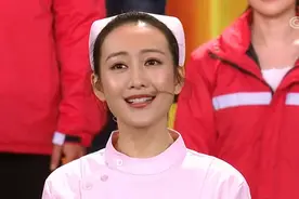 王鸥护士服表演诗朗诵，眼含热泪致敬医护人员，大获好评图片