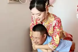 泪目！江苏一哥哥背妹妹出嫁竟没背动，为缓解尴尬新郎拿来大红包图片
