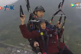 78岁老人第一次玩滑翔伞淡定自拍：比坐飞机好玩图片