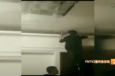 昆明老赖花式藏钱！家中吊顶里搜出一捆捆现金！一数，70万图片