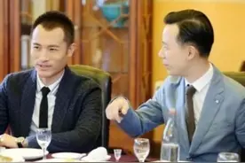 销售出差搞定大单，却无故被开除，隔天客户考察公司，老板急眼了图片