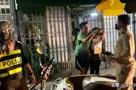 违反宵禁被训诫，柬埔寨一男子与警察激烈争吵图片