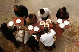 为什么现在农村的年轻人，有人放着酒席不坐，非要在后厨端盘子？图片