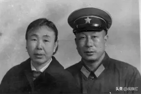 海战英雄妻子去世，头上剪下一缕青丝，随身30年后交儿子珍藏图片
