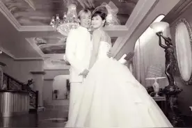 天王刘德华妻子朱丽倩婚纱照美极了，难怪一直没公开图片