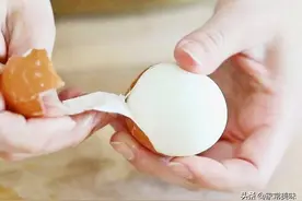 鸡蛋煮熟后，其实不需要用冷水激，教你正确做法，蛋壳好剥又完整图片