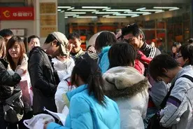 日本土豪到中国旅游，花费1000元购物后纳闷：怎么没人围观？图片