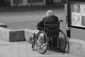 昆明老人吃外卖等死：当你老了，靠谁养？图片
