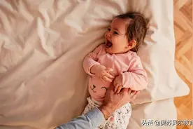 宝宝的睡姿预示着不同的性格，如果你家娃这样睡，那就恭喜你了图片