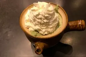 搞笑图片：广州某咖啡店今天搞活动，带杯喝免费咖啡图片