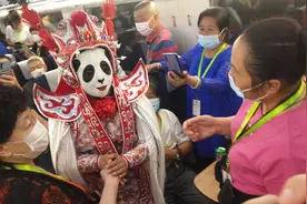 2020年四川首趟旅游专列从成都出发开往阆中图片