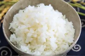 煮米饭时，记得多加这2样东西，米饭才能软糯香甜，粒粒分明图片