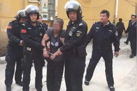 为了8块钱，临沂一村男子自称是杀人犯，放火烧房屋还持刀拒捕视频封面