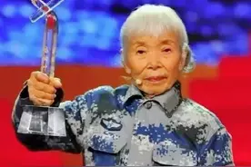 穿军装的八旬老奶奶欲转账1000万被拦，警察询问后，背后真相曝光图片