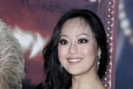 “第一拜金女”终于低调，穿白色丝绸连衣裙配长卷发，优雅贵气图片