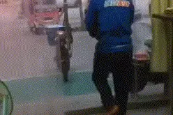 搞笑GIF：别打搅我看美女图片
