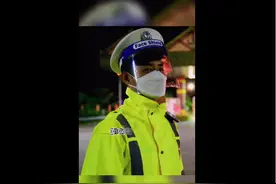 战疫民警版“漠河舞厅”图片