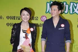 曹颖在老公面前穿得挺抢眼，蕾丝上衣配蕾丝裤不够，还穿丝袜秀腿图片