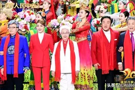 央视元宵晚会老中青艺术家组千岁合唱团，93岁田华白发C位瞩目图片