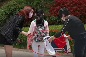 女孩路上“来初潮”，白裤红了浑然不知，陌生阿姨暖心举动获点赞图片