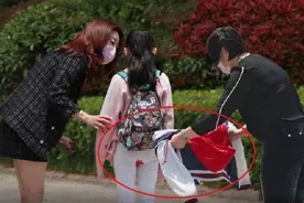 女孩路上“来初潮”，白裤红了浑然不知，陌生阿姨暖心举动获点赞图片