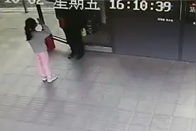 小女孩捡起路旁掉落国旗轻轻擦拭，被点赞后又回少先队礼图片