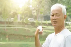 72岁大爷自述：请保姆养老一年后才明白，晚年真正能依靠的是什么图片