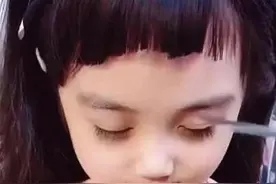 妈妈给女儿剪被“狗啃过”的刘海，娃睁眼后，网友：眼好看真重要图片