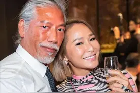 洗米华夫妇为干妈庆生，张耀扬也到场庆贺，头发花白身材太抢眼图片