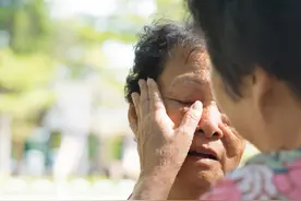 59岁大妈讲述婚外情5年：前期很满足，一个月后就后悔，回头晚了图片