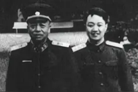 警卫员景希珍对自己军衔不满，跟彭老总提意见，彭老总：你是对的图片