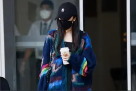 杨幂的身材真是女生梦寐以求的，穿开衫显出大长腿，看着又细又直图片