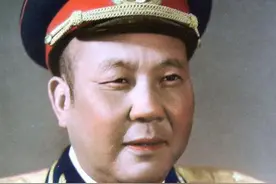 强渡大渡河时，他凭借三发炮弹扭转战局，战后主席授予他荣誉称号图片