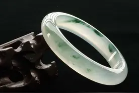 张女士8万块买的翡翠手镯，没想到洗个澡，手镯竟然变形了图片