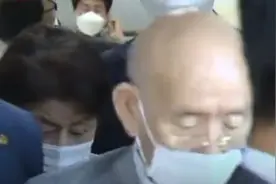 韩90岁前总统全斗焕受审：自称呼吸不便离场 民众在其家门口要求其道歉图片